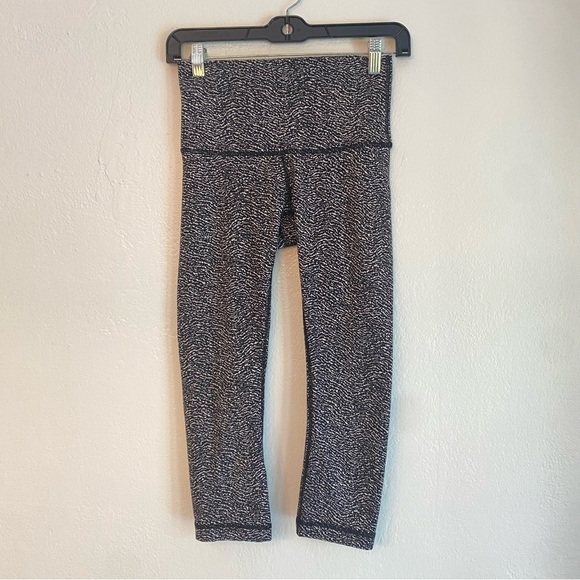 lululemon athletica Pants - Lululemon Athletica Black and‎ White Textured Leggings size 4 capri